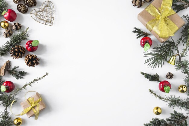 cajas de regalos de composición navideña con ramas de alta calidad y resolución hermoso concepto de foto