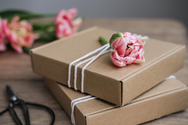 Foto cajas de regalos de kraft decoradas con flores idea de embalaje de regalos