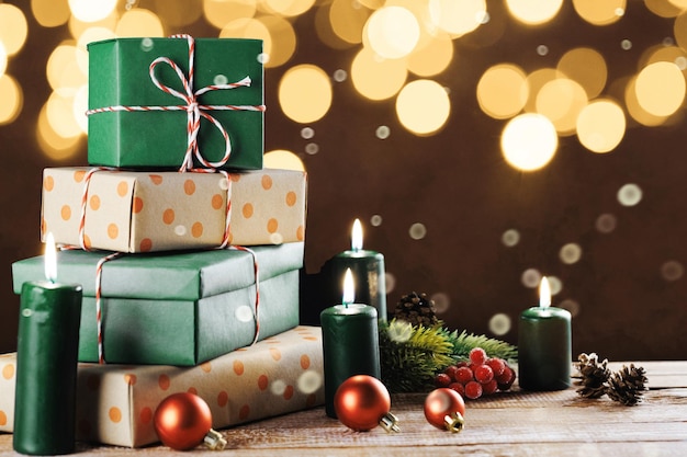 Cajas de regalos de Navidad con decoración en la mesa de estilo rústico