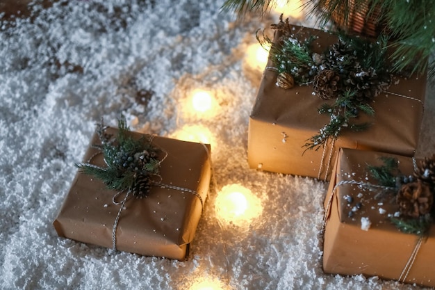 Cajas con regalos de navidad envueltos en papel y atados con una cinta festiva cerrar