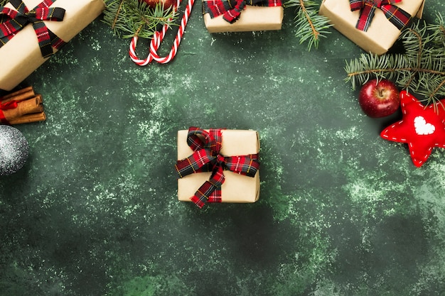 Cajas con regalos para Navidad en verde