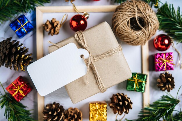 Cajas de regalos con pequeños regalos en cemento blanco