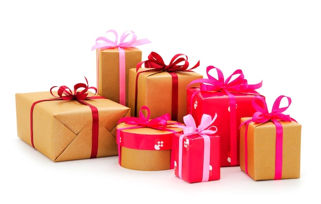 Cajas de regalos regalos sobre un fondo blanco aislados