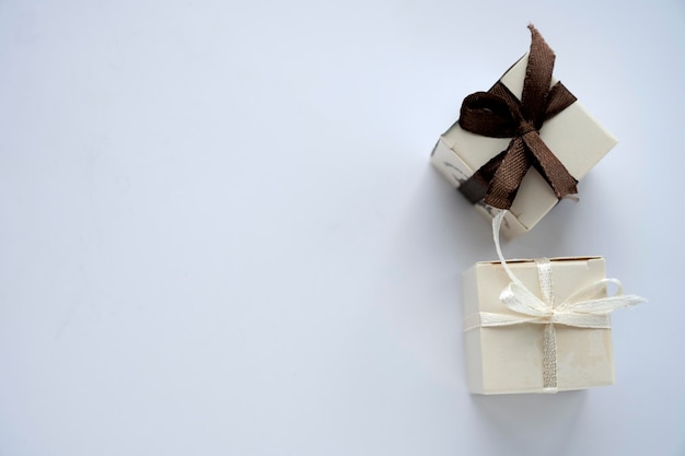 cajas con regalos sobre un fondo blanco