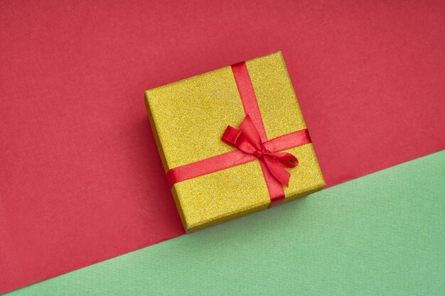 Cajas de regalos sobre fondo de papel verde y rojo. Foto de moda. Año nuevo, concepto de Navidad Espacio de copia
