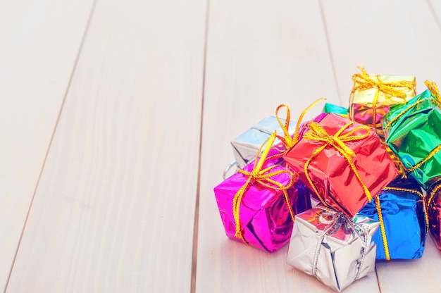 Cajas con regalos en tablas de madera clara