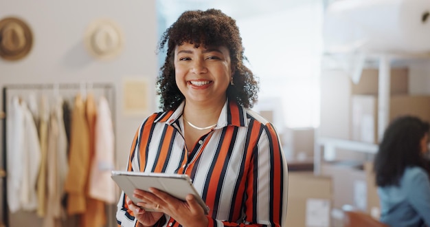 Foto cajas de retratos y mujer con una tableta de comercio electrónico y sonrisa con conexión a internet y entrega app persona o empleado con tecnología de envío y sitio web de la empresa con pedido en línea o cadena de suministro