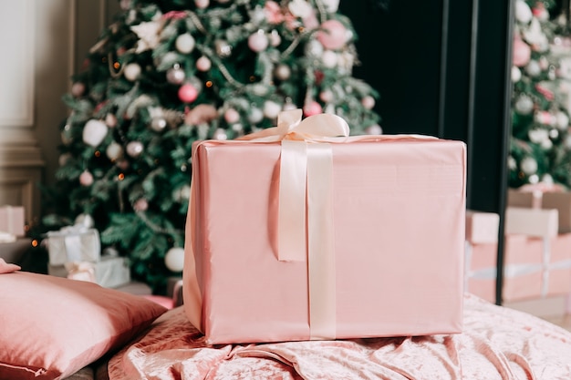 Cajas rosas con regalos y un baile de año nuevo