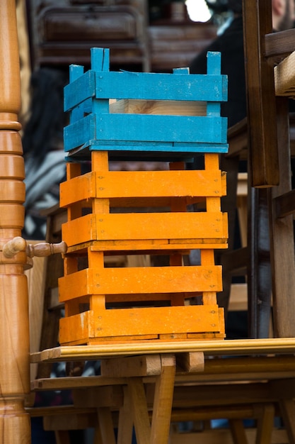 Cajas vacías de madera de colores a la venta en un mercado