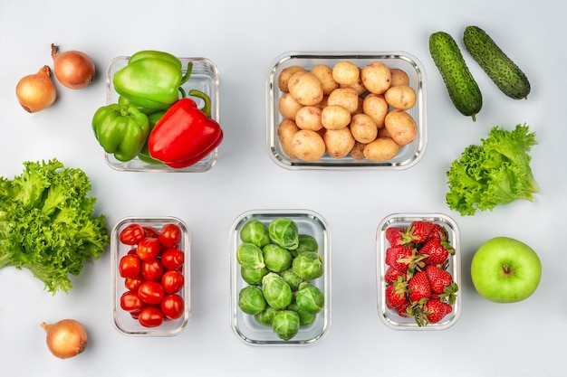 Cajas de vidrio con vegetales crudos frescos Verduras y frutas en recipientes de vidrio Concepto de almacenamiento de alimentos