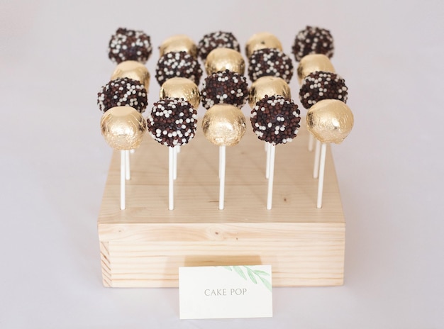 Foto cake pop dourado e marrom