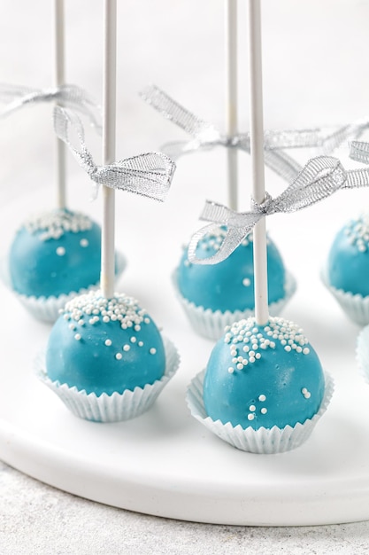 Cake pops azul en palos Conjunto de cake pops sobre fondo gris Copiar espacio