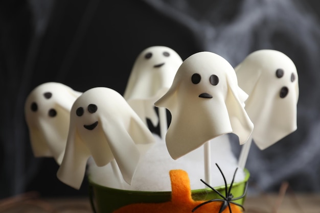 Cake pops en forma de fantasma sobre fondo oscuro closeup regalo de Halloween