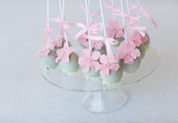 Cake pops sobre vidrio sobre vidrio