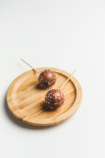 Cake pops en soporte de madera