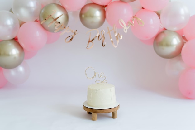 Cake-Smash-Dekorationen. Idee für eine Baby-Fotosession im ersten Jahr. Luftballons als Geburtstagsdeko
