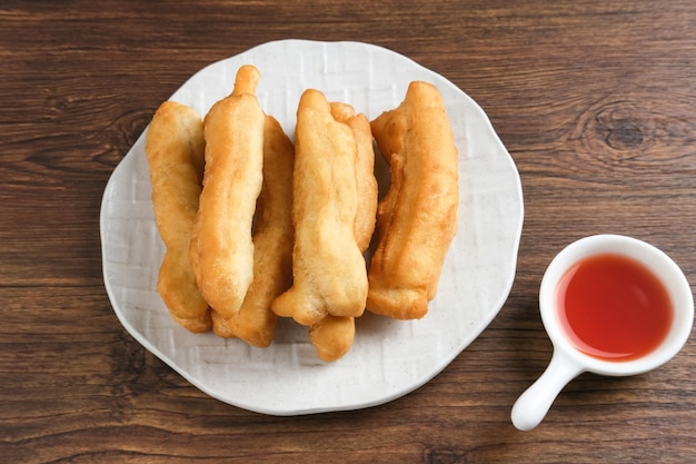 Cakwe o Cakue o Youtiao es un bocadillo tradicional chino tira larga de masa frita de color marrón dorado