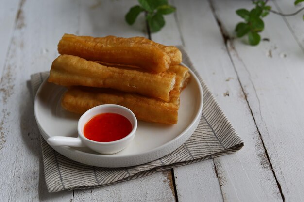 Cakwe o palo de aceite chino es comida tradicional indonesia para el desayuno