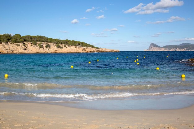 Cala Bassa Cove Beach en Ibiza, España