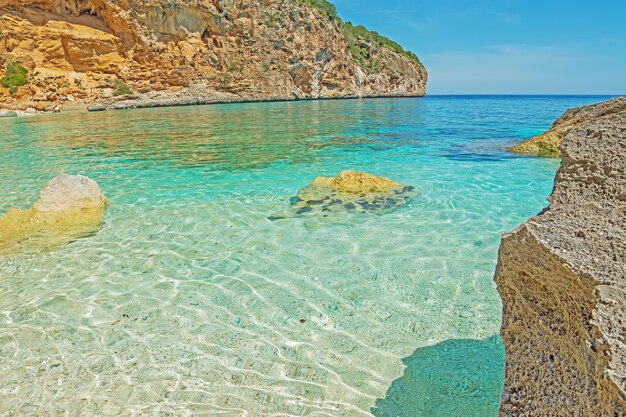 Cala Biriola en un día claro Cerdeña