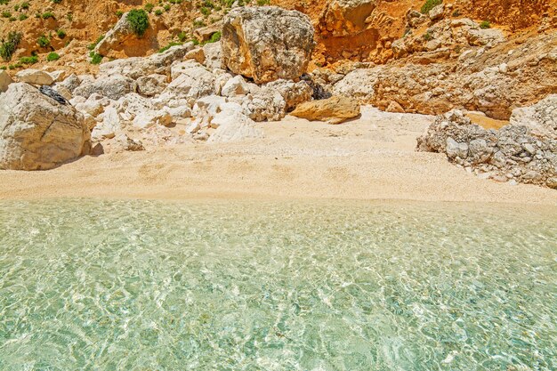 Cala Biriola en un día claro Cerdeña