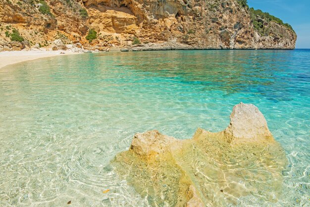 Cala Biriola en un día claro Cerdeña