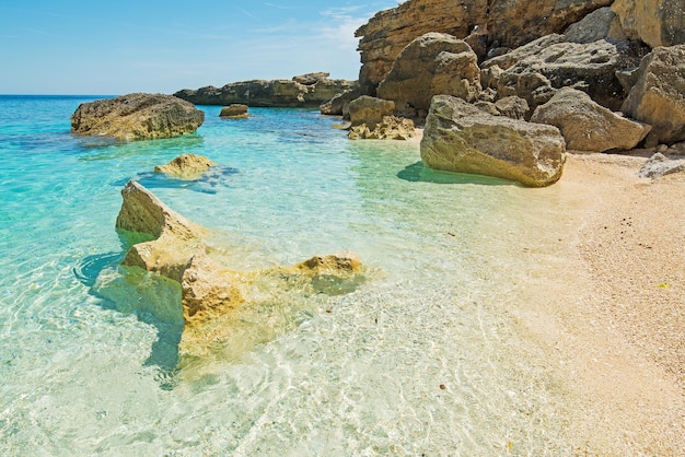 Cala Biriola em um dia claro na Sardenha