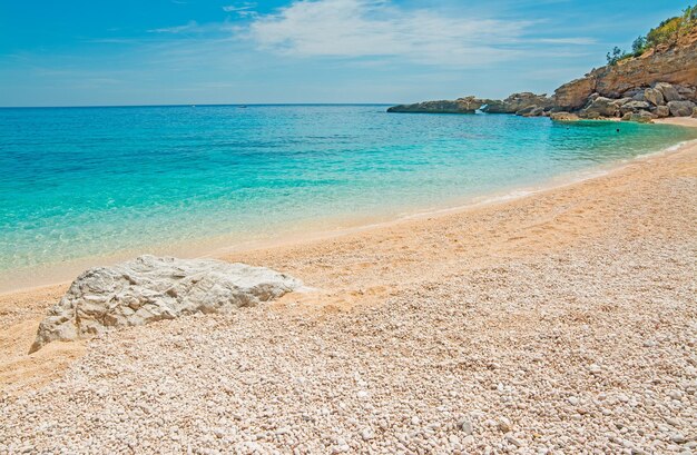 Cala Biriola em um dia claro na Sardenha