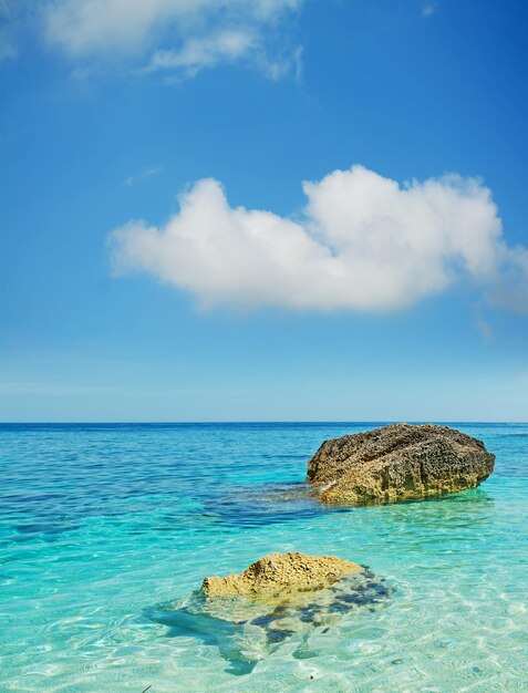 Cala biriola em um dia claro na sardenha