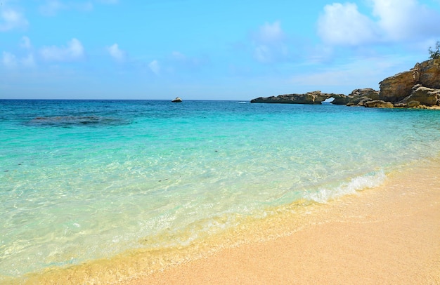 Cala Biriola unter blauem Himmel mit Wolken Gedreht in Sardinien Italien