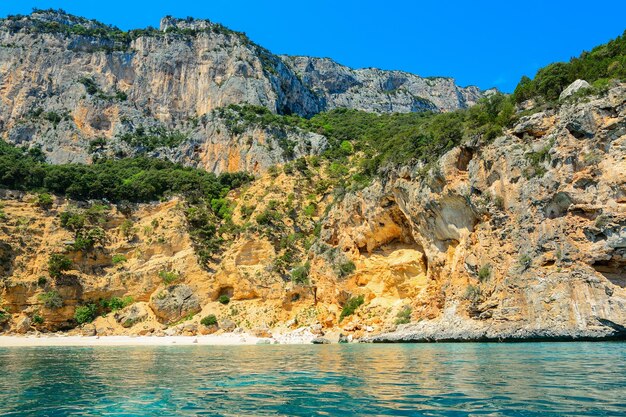 Cala Biriola vom Wasser aus gesehen Sardinien