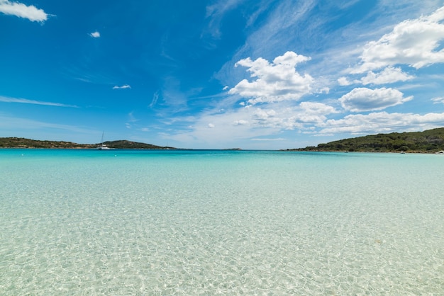 Cala brandinchi sob um céu bue