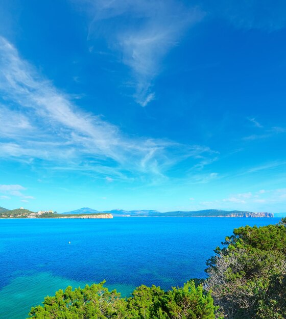 Cala dragunara sob um céu nublado itália