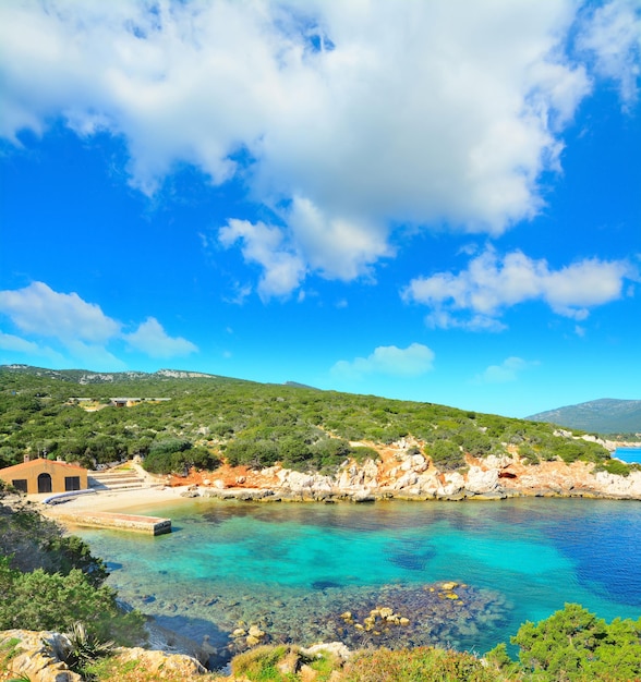 Cala Dragunara sob um céu nublado Sardenha