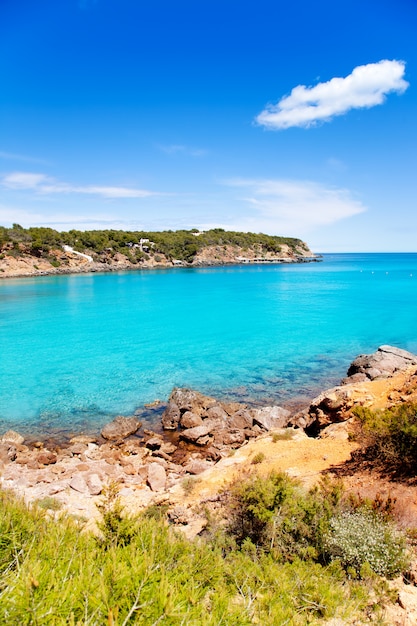 Cala Llenya en Ibiza con aguas turquesas en Baleares.