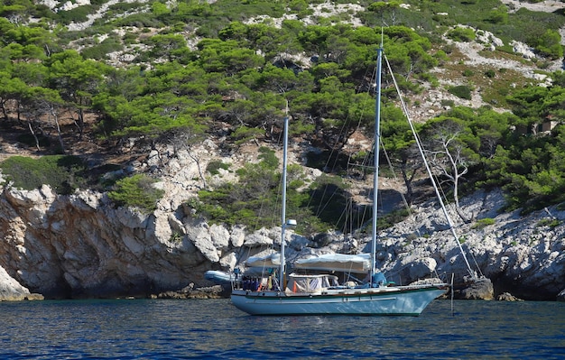 Una cala maravillosa en el parque nacional de Calanques en Marsella El paisaje típico del sur de Francia