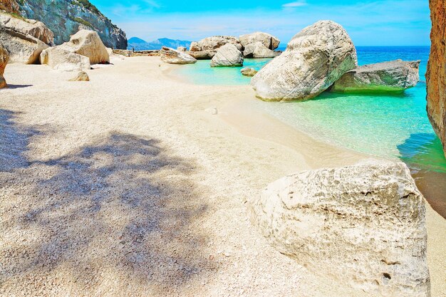 Cala Mariolu em um dia claro na Sardenha