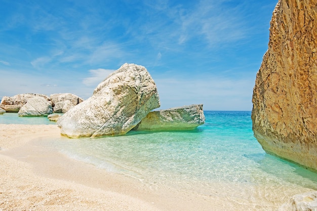 Cala Mariolu em um dia claro na Sardenha