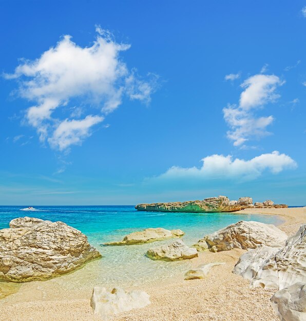 Cala Mariolu em um dia claro na Sardenha