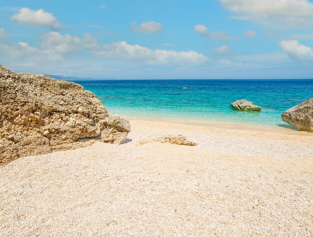 Cala Mariolu em um dia claro na Sardenha