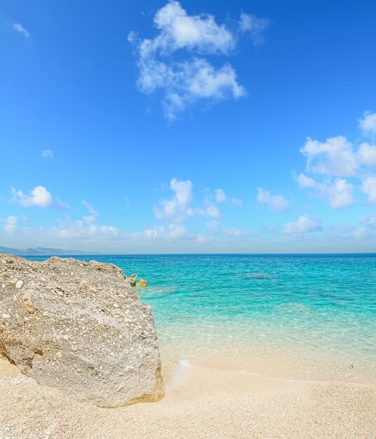 Cala Mariolu em um dia claro na Sardenha