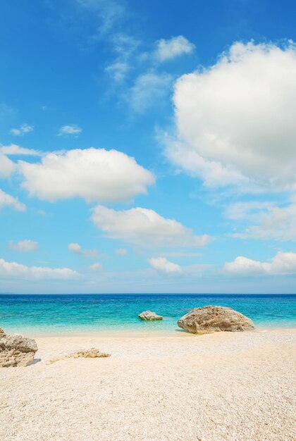 Cala Mariolu em um dia claro na Sardenha