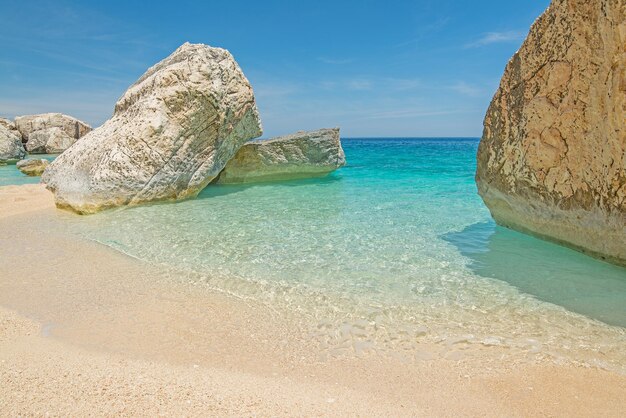 Cala Mariolu em um dia claro na Sardenha