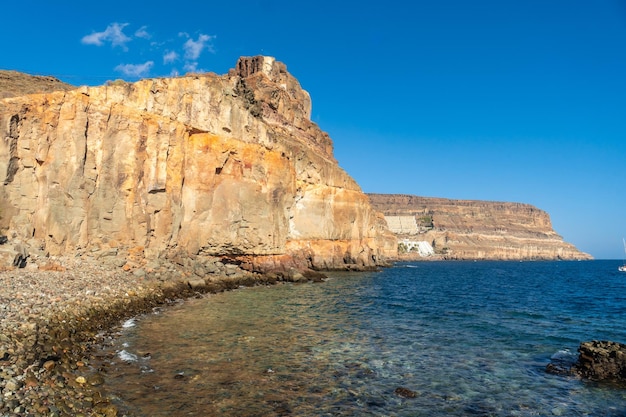 La cala o Caleta de la turística ciudad costera de Mogan en el sur de Gran Canaria en verano España