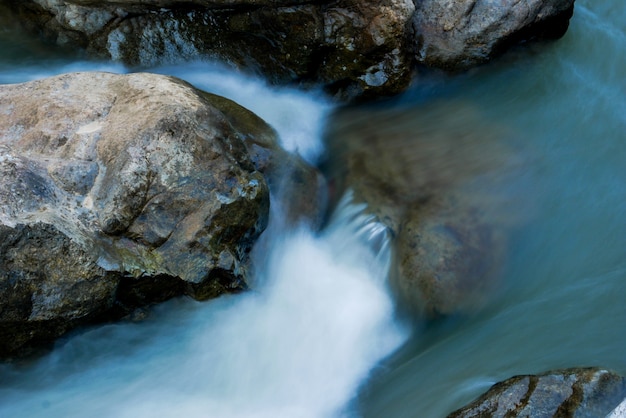 Cala que fluye sobre las rocas