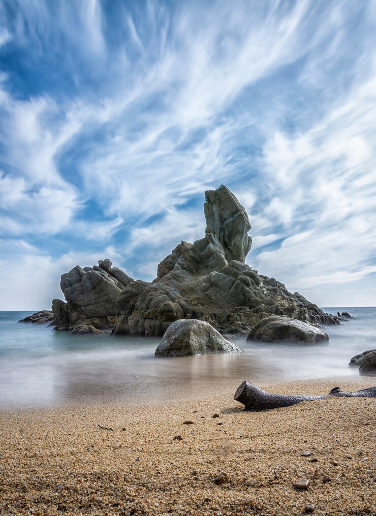 Foto cala roca del paisaje paller de la costa brava.