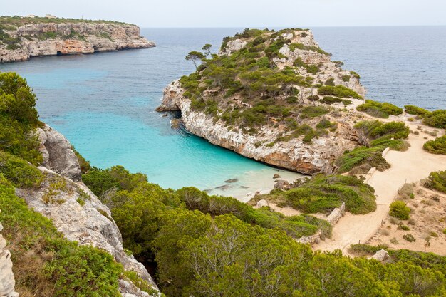 Cala S'Almonía. Cala S'Almonía - eine der vielen Buchten Mallorcas, das Städtchen Santanyí. Im Südosten der Insel gelegen. Bucht umgeben von Bergen mit Kiefern