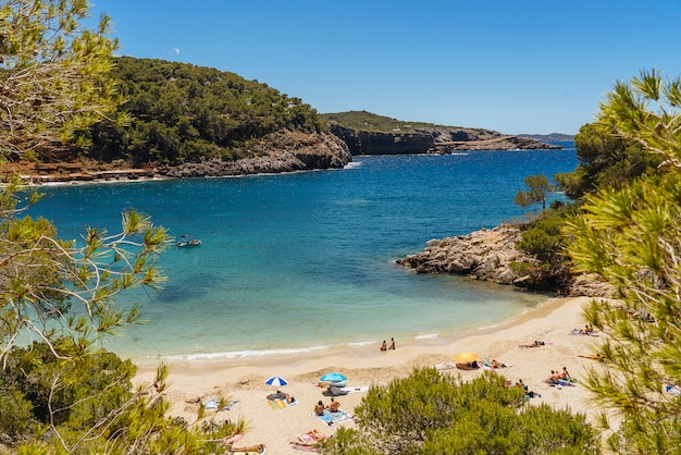 Foto cala saladeta türkis und transparenter strand in ibiza, spai