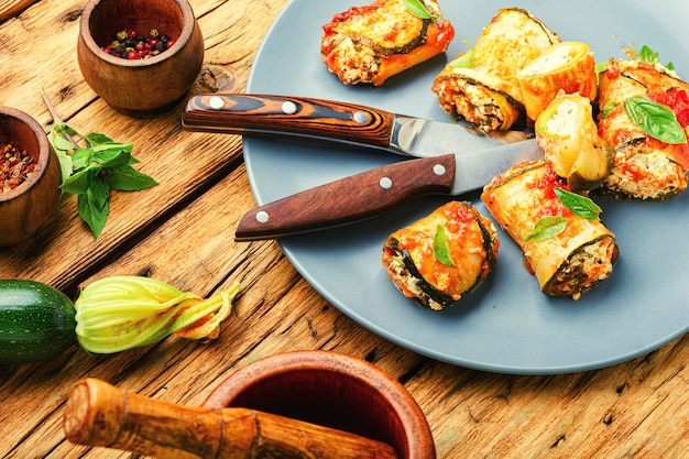 Calabacín al horno o berenjena rellena de queso