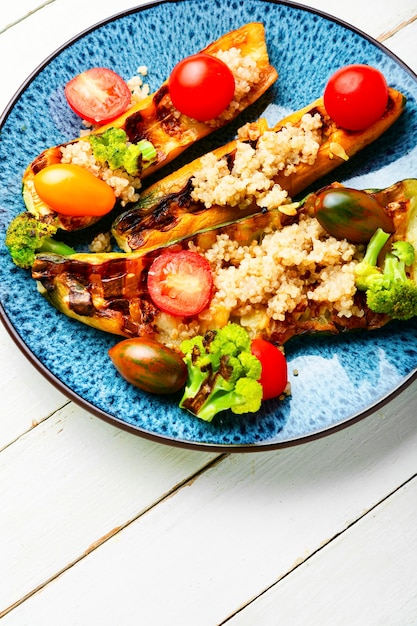 Calabacín asado con brócoli y quinoa.